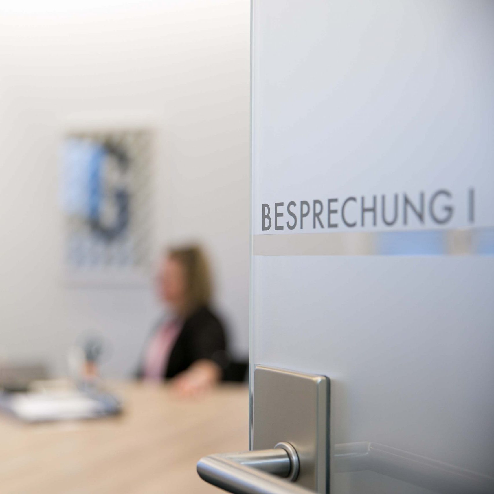 Die Tür zum Besprechungsraum der gnk öffnet sich.